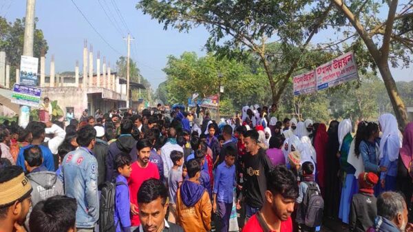 দুই শিক্ষার্থী আহত হওয়ায় সড়ক অবরোধ করে বিক্ষোভ