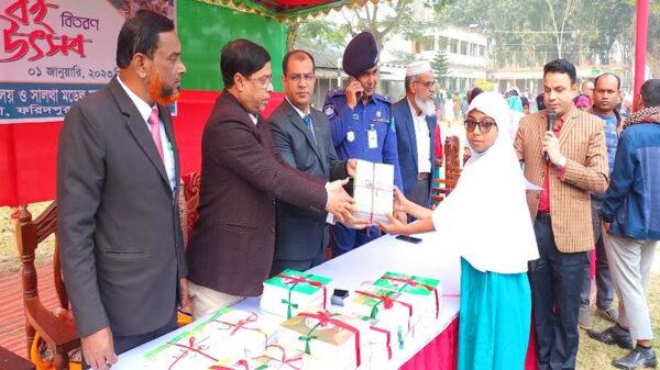 সালথায় শিক্ষার্থীদের মাঝে বিনামূল্যে নতুন বই বিতরণ