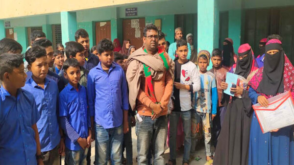 স্কুল বন্ধ রাখায় বই না পেয়ে ফিরে যাচ্ছে শিক্ষার্থী