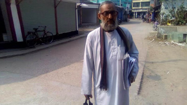 বোয়ালমারীতে ৪৮ বছর ধরে কবিতা ও পত্রিকা বিক্রি করে সংসার চালায় গফফার