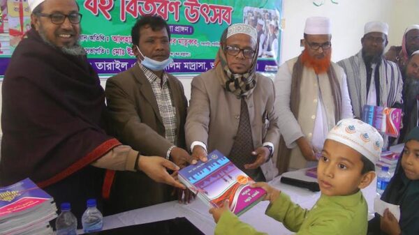 ভাঙ্গায় উৎসবমুখর পরিবেশে বই উৎসব পালিত