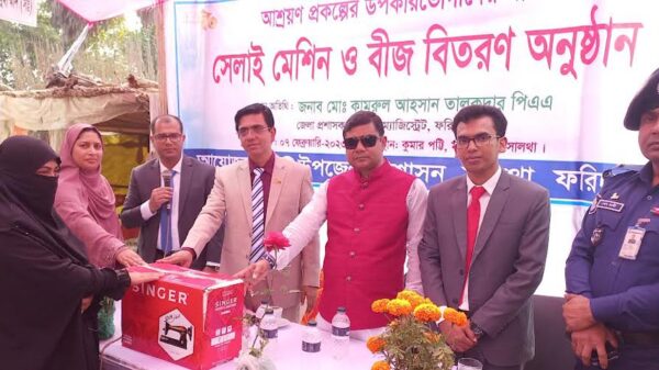 সালথায় আশ্রায়ন প্রকল্পে শেলাই মেশিন ও বীজ বিতরণ