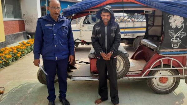 নগরকান্দায় ইজিবাইক চোরকে গণধোলাই দিয়ে পুলিশে দিলেন স্থানীয় জনতা