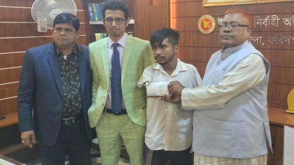 পা দিয়ে লিখে এইচএসসি পাস করা জসিমের পড়ালেখার দায়িত্ব নিলেন ইউএনও