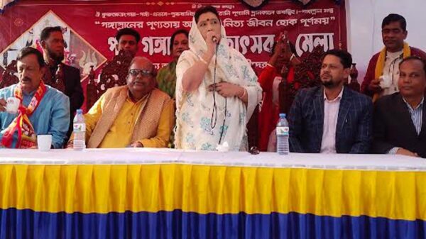 বোয়ালমারীতে গঙ্গাস্নানে পূর্ণার্থীদের ভীড়