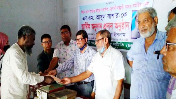 মধুখালীতে সাংবাদিক বাশারকে আর্থিক অনুদান প্রদান