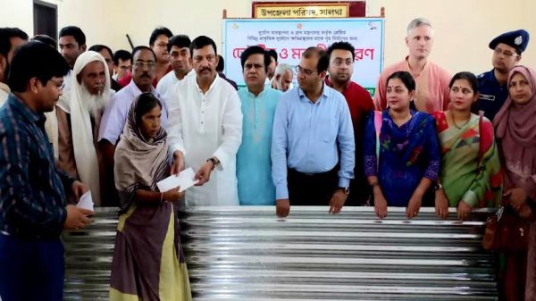 সালথায় অগ্নিকান্ডে ক্ষতিগ্রস্থদের পাশে লাবু চৌধুরী