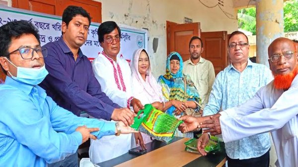 সদরপুরে ২৫ শত কৃষকের মাঝে সার ও বীজ বিতরণ
