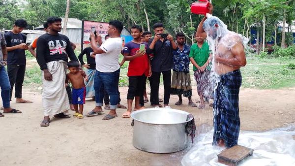 স্ত্রীর দেয়া মামলা খারিজের পর দুধ দিয়ে গোসল