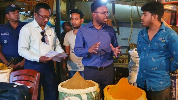 দামের কারসাজি রোধে আদা-মসলার বাজারে অভিযান