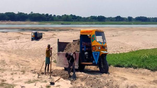 মধুখালীতে রাতের আঁধারে বালু চুরির মহোৎসব : দেখার কেউ নাই