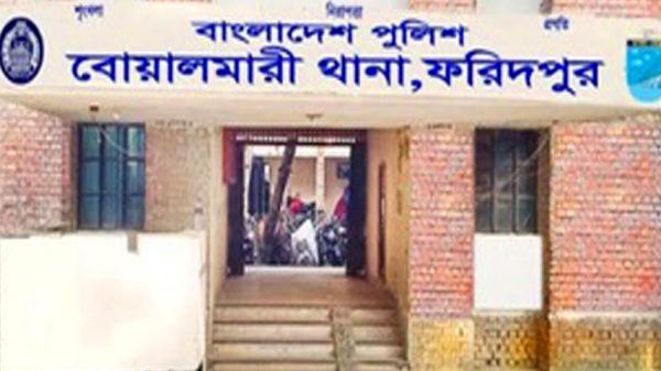 বোয়ালমারীতে ডিবি পরিচয়ে তুলে নিয়ে টাকা দাবী
