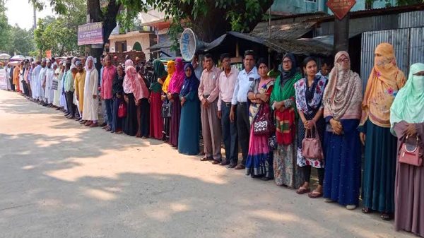 ইউএনওর উপর হামলার বিচার দাবিতে মধুখালী মানববন্ধন