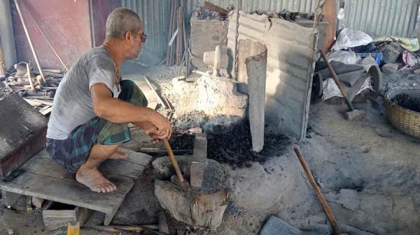 ঈদের শেষ সময়ে ব্যস্ত মধুখালীর কামারীরা