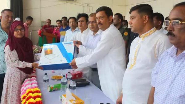 সালথায় প্রাথমিক বিদ্যলয়ে ল্যাপটপ বিতরণ