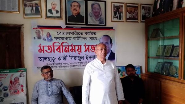 সাংবাদিকদের সাথে কাজী সিরাজের মতবিনিময়