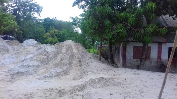 সদরপুরে বিবাদমান জমির স্থিতাবস্থা জারি নিয়ে মুখোমুখি দুই পক্ষ
