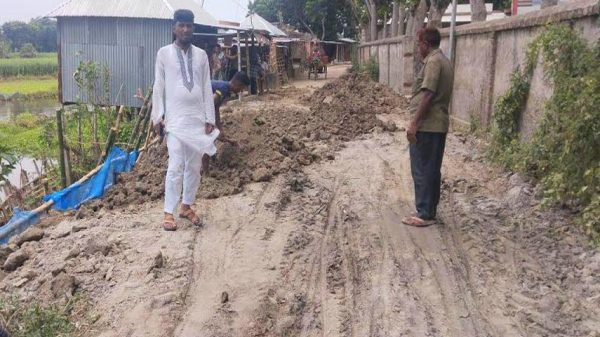 সংবাদ প্রকাশের পর রাস্তা সংস্কার করে দিলেন সালথার ইউএনও