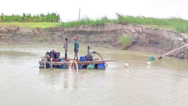 সদরপুরে থামছে না অবৈধ ড্রেজার দিয়ে বালু উত্তোলন