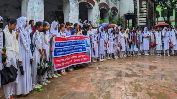 নারী খেলোয়াড়দের উপর হামলার প্রতিবাদে ভাংঙ্গায় মানববন্ধন