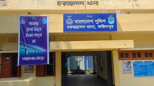 সিগারেট বদলে না দেয়ায় থানায় নিয়ে ব্যবসায়ীকে নির্যাতন : ক্লোজ পুলিশ সদস্য