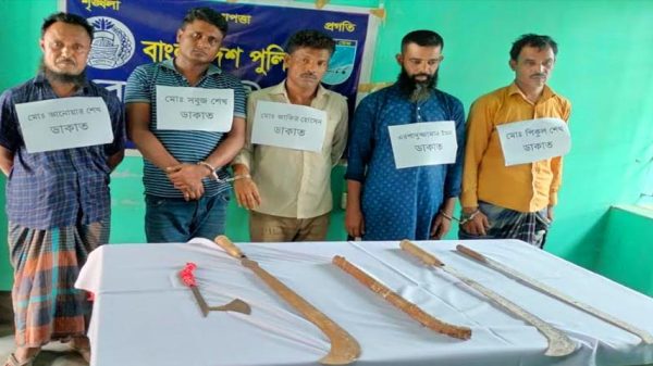 বোয়ালমারীতে ডাকাতি প্রস্তুতিকালে ৫ ডাকাত আটক