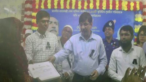 দলিল ও চাবি হস্তান্তরের মধ্য দিয়ে ভাঙ্গাকে ভূমি ও গৃহহীন মুক্ত ঘোষণা