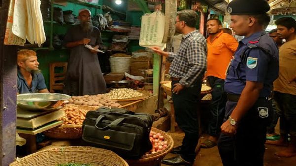 আলু, ডিম, পেঁয়াজ বাজারে ভোক্তা অধিদপ্তরের অভিযান
