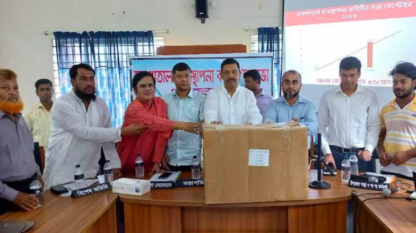 স্যালাইন ও কীট নিয়ে ডেঙ্গু রোগীদের পাশে এমপি লাবু চৌধুরী