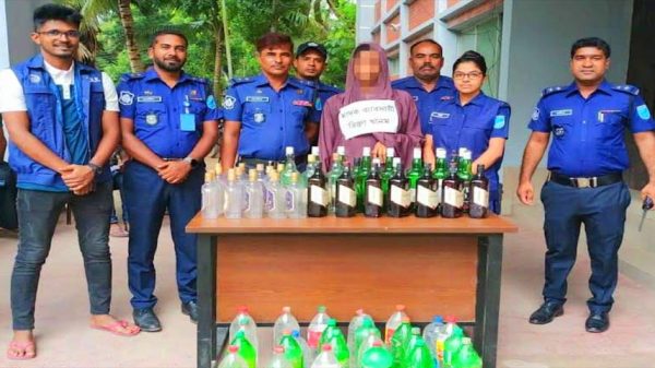 ভাঙ্গায় বিপুল পরিমাণ মদ সহ নারী আটক
