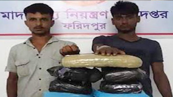 গোল্ডেন লাইন বাস থেকে দশ কেজি গাঁজাসহ দুই ব্যাক্তি গ্রেপ্তার