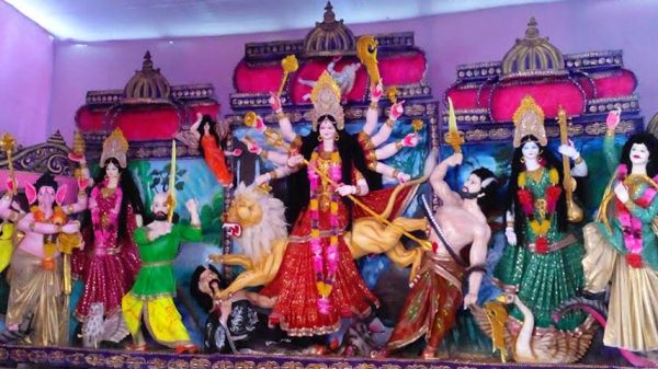 যশোদা জীবনের বাড়ীতে এক মন্ডপে সেজেছে তিন শতাধিক প্রতিমা