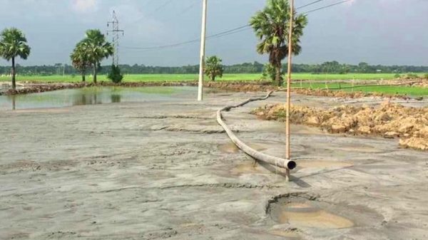 অবৈধ খনন যন্ত্র বসিয়ে বালু উত্তোলন ইউএনওর গাড়ি দেখে ইউপি সদস্যের দৌড়