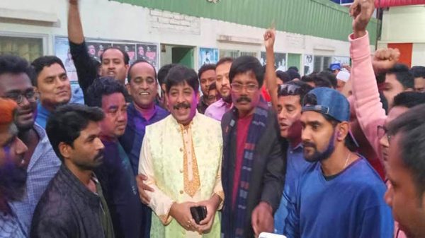 ফরিদপুর ৩ আসনে শামীম হক : আনন্দ মিছিল আর রং খেলায় মেতে ওঠে জেলা আওয়ামী লীগ কার্যালয়