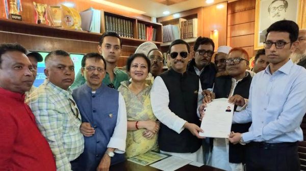 ফরিদপুর-২, আ'লীগ মনোনীত প্রার্থী লাবু চৌধুরীর মনোনয়ন পত্র জমা