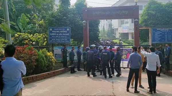 ফরিদপুর মেরিন টেকনোলজির অধ্যক্ষ পাঁচ ঘন্টা অবরুদ্ধ