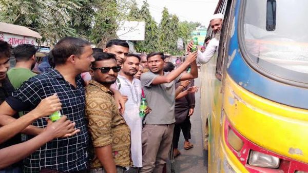 অবরোধের ভিতরে গাড়ি চালালেই চালকরা পাচ্ছেন সেভেন-আপ