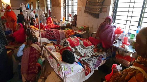 কলেরা স্যালাইন সংকটে ফরিদপুর জেনারেল হাসপাতাল : বাড়ছে ডায়রিয়া রোগী