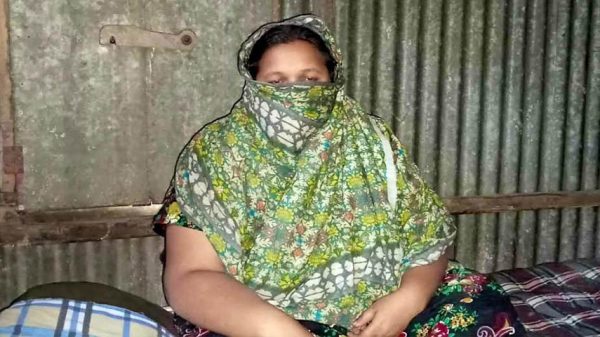 সালথায় বিয়ের দাবিতে প্রেমিকের বাড়ি ২ সন্তানের জননীর অবস্থান