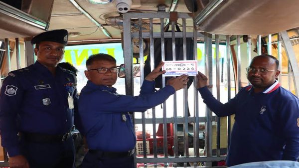 দুর্ঘটনায় বাস যাত্রীদের তাৎক্ষণিক সহযোগিতায় হাইওয়ে পুলিশের ব্যতিক্রম উদ্যোগ
