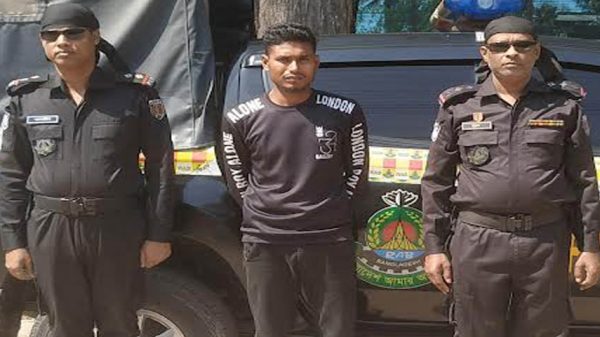 ফলের ঝুড়িতে লুকিয়ে আনা সাড়ে চার লাখ টাকার ফেনসিডিলসহ যুবক গ্রেপ্তার