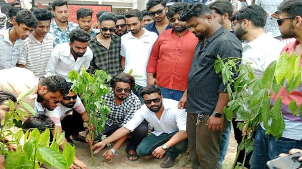 তাপদাহ মোকাবেলায় ছাত্রলীগের বৃক্ষরোপন