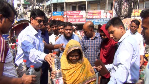 তীব্র দাবদাহে জেলা প্রশাসনের উদ্যোগে সুপেয় পানি ও খাবার স্যালাইন বিতরণ