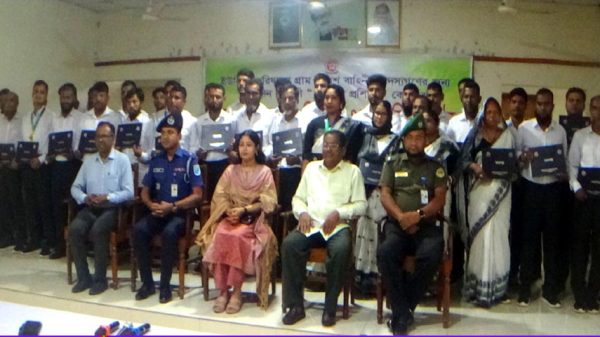 বুনিয়াদি প্রশিক্ষণ শেষে গ্রাম পুলিশদের মাঝে সনদপত্র বিতরণ